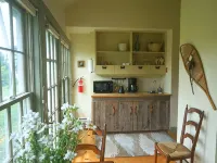 Serene, sun splashed cottage アディソンのホテル