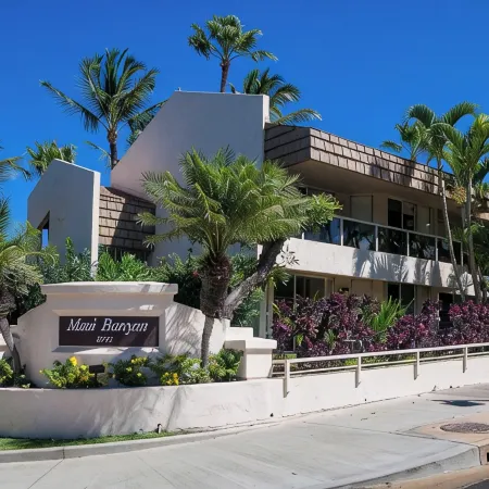 Top Floor Maui Banyan Remodeled Studio With King Bed Steps to Beach/Shops