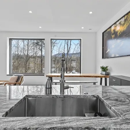 Modern Hideaway Chefs Kitchen & Sauna 15min to Ski