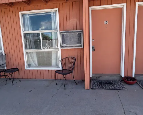One Queen bed studio with WiFi, smart TV and AC in welcoming Fillmore. Hotels in Fillmore