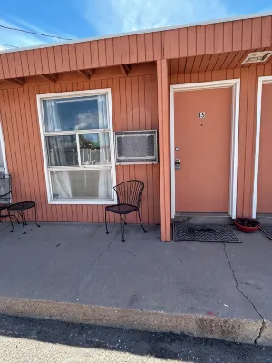One Queen bed  studio with WiFi, smart TV and AC in welcoming Fillmore.