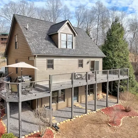 Cabin with Mountain & Lake Views, Fire Pit, WiFi, AC, EV Charger, Pond/Fountain