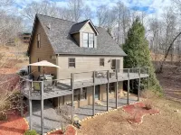 Cabin with Mountain & Lake Views, Fire Pit, WiFi, AC, EV Charger, Pond/Fountain - 3つ星