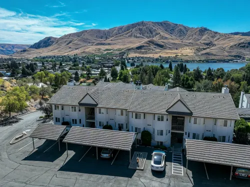 Cozy Chelan Condo, Lake & Mountain Views