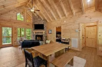 Creek & Cozy-Charming 2BR Creekside Cabin in Ellijay- AC, Fire Pit, Nature - シャレー