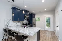 Trendy Townhome Near Downtown - บังกะโล