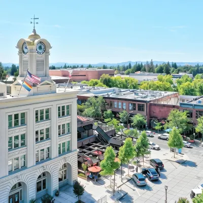 Hotel E Hotel berhampiran Museum of Sonoma County