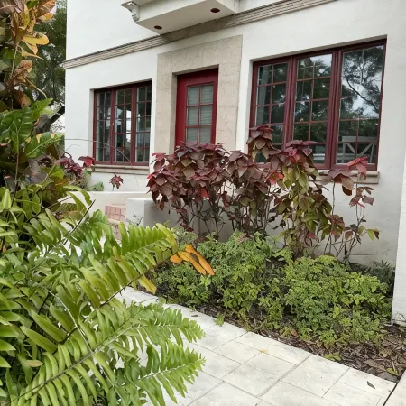 Located in the heart of Old Naples! Enjoy the beach shopping and dining