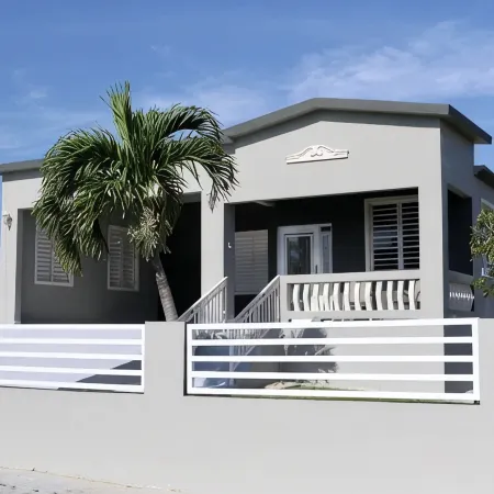New Large Saltwater Pool-Quiet Area-5 min to beach