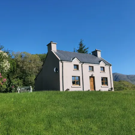 An Cnocan-beautiful cottage with stunning sea and mountain views