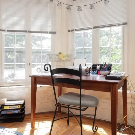 Artsy Homey Rowhouse, 3bdrm & office, quiet urban area, free parking, fast WiFi