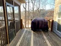 Lake Front Home. 3 Large Living Spaces. Screened Porches. Pet Friendly.