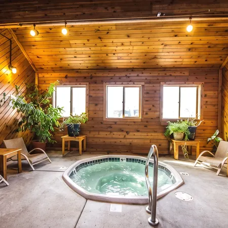 Cozy 2 Bed, 2 Bath Condo on Golf Course with Hot Tub, Sauna & Pool!