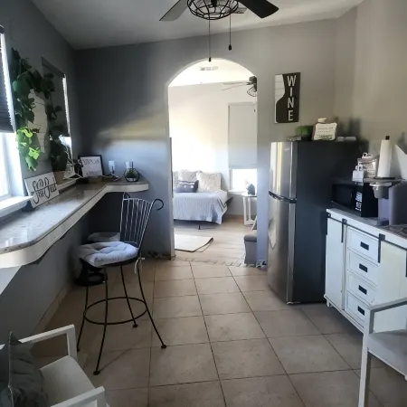 Charming cottage in Cypress with lake view ,WiFi, AC and relaxing outdoor patio.