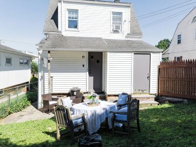 Marvelous 4-bedroom house in Woodlawn Heights, family friendly.