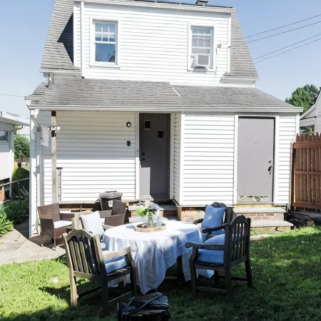 Marvelous 4-bedroom house in Woodlawn Heights, family friendly.