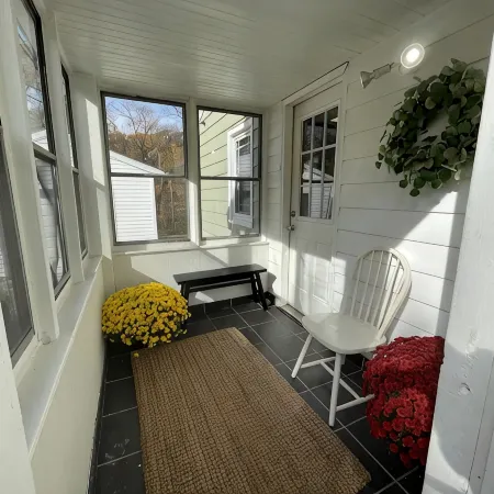 Cozy 5BR & 2 Bath-CLE, BW, IX Center-walkout basement - firepit - dog friendly!