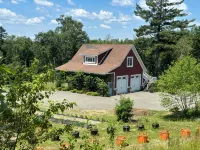 Carriage House on 9.5 Acres.  Sit at the ocean or enjoy the waterfalls - Luxury - โฮมสเตย์
