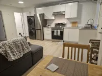 Cozy NEW basement suite located in beautiful Silver Valley, Maple Ridge 메이플리지 호텔