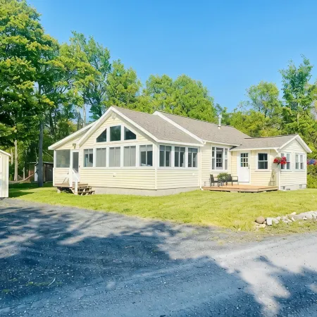 Bright 3 Bedroom Lake Cottage with dock!