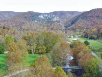 Cozy river front log cabin close to, Seneca Rocks, Dolly Sods, Spruce Knob Hotels in Pendleton County