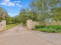 Cottage Near Lake Austin - Country Houses