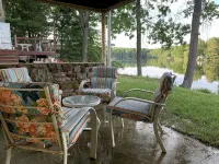 Lake Front home, dock w/2 kayaks, firepit, grill, pedal boat. Lv2 EV charger -  Privatzimmer