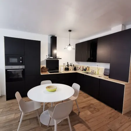 Quiet town center, sea view, private parking, 250 m from the beach