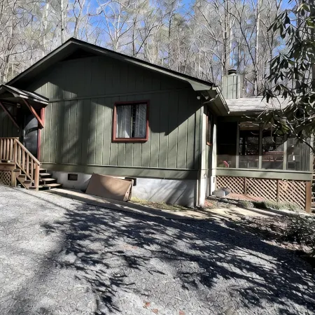 5 minutes to Helen center, hot tub, on creek with waterfall’