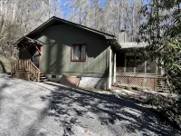 5 minutes to Helen center, hot tub, on creek with waterfall’ - Chalets