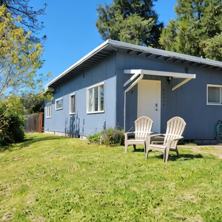 Panoramic View 2br on Hill in Uptown Oakridge