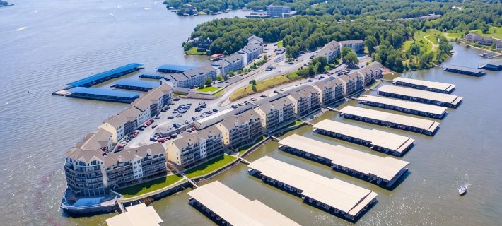 Amazing Updated Ledges Condo-- Lakefront 3 BR/2BA Unit w/ Cove View Hotels in Osage Beach