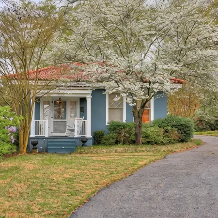 Beautiful 2bedroom cottage with full kitchen, dining area, laundry, 3 TVs, a/c