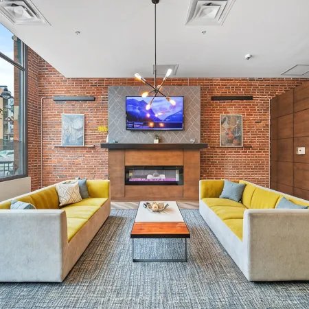 Huge King Bed Loft Downtown - Balcony - Grocery - Brewery - Court Ave Nightlife
