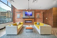 Huge King Bed Loft Downtown - Balcony - Grocery - Brewery - Court Ave Nightlife