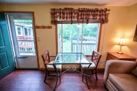 “Couples’ Cozy Cabin – King Bed, Walk to Geneva Lake”