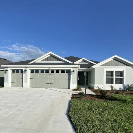 The Villages 3 bed/3 Kings, Private, Coastal decor, 1 min to Rec cntr & Pickleba
