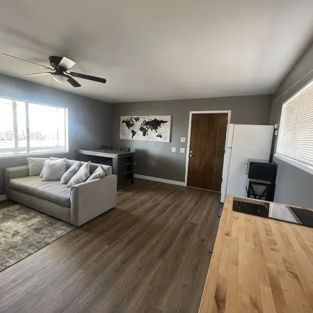 Quiet and Cozy 1br upstairs Guest House