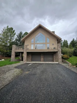 Charming Big Sky meadows house. Trails and Town Center a short walk away.