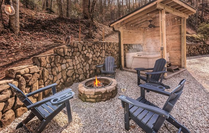 Charming 2-bedroom cabin close to Bryson City with AC, WiFi, Hot tub