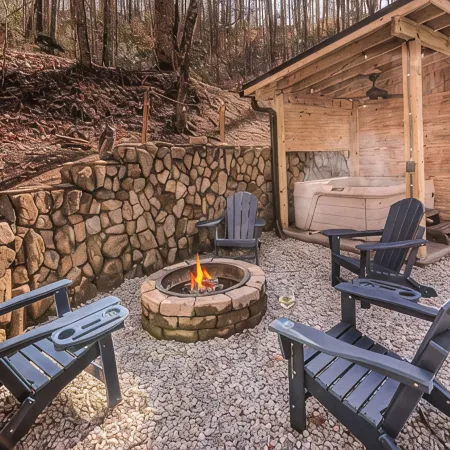 Charming 2-bedroom cabin close to Bryson City with AC, WiFi, Hot tub