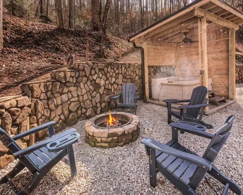 Charming 2-bedroom cabin close to Bryson City with AC, WiFi, Hot tub Hotels in Qualla