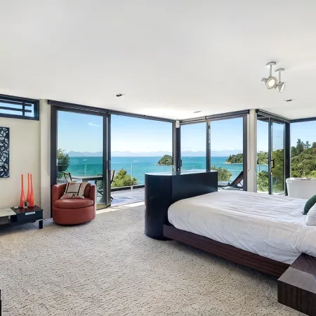 Oceanview Penthouse Suite & Beach Access