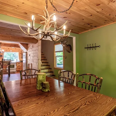 Cabin Close to Town, Private Beach, Parking & Hot Tub