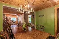 Cabin Close to Town, Private Beach, Parking & Hot Tub