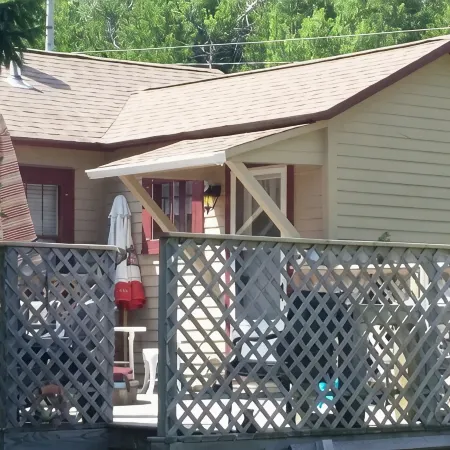 Cozy Retreat. 1 Bedroom House, Welcome!May 1st -Nov 1st Internet & Wifi
