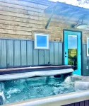 Tiny House on Upper Iowa River w/ hot tub - Wi-Fi