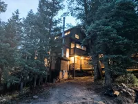 Forest Hideaway, 1 Min from Woodward, Sleeps 10 서밋 파크 호텔