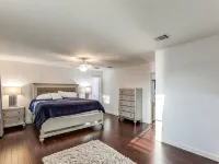 Spacious Home with Gorgeous Backyard Kitchen, Close to Top Shopping Destinations 린더 호텔