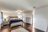 Spacious Home with Gorgeous Backyard Kitchen, Close to Top Shopping Destinations - Wifi